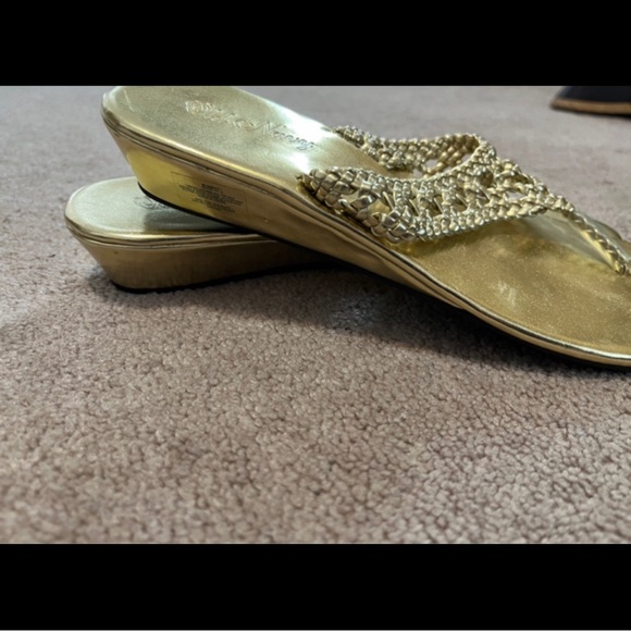 gold wedge heel thong sandal - Picture 5 of 5